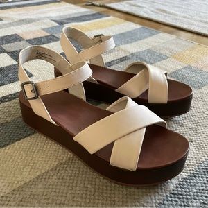 Universal Thread platform sandals size 8